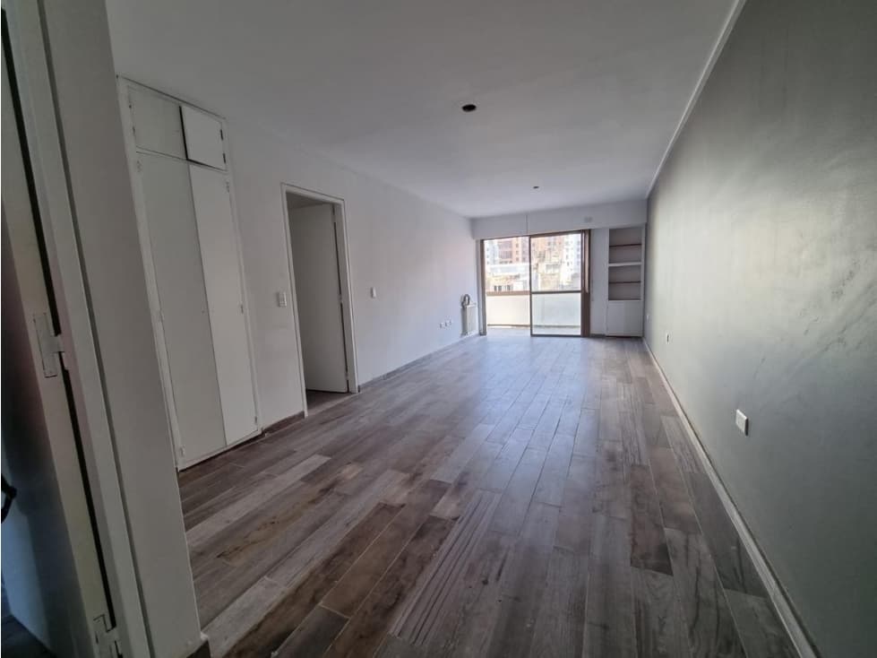 SEMIPISO RECICLADO - 2 DORMITORIOS Y MEDIO + 2 COCHERAS - B° CENTRO — foto 2