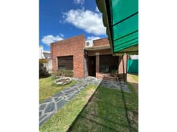 Casa 4 amb. sobre Av. Brandsen, Ituzaingó