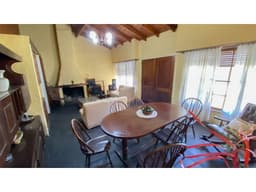 Casa de tres dorm, con amplio lote y pileta.