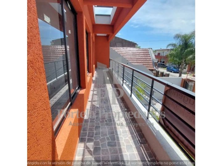 COMPLEJO DE 5 DEPTOS EN CASTELAR — foto 4