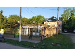 CASA EN BLOCK CON ENTRADA DE AUTOS Y DOS DPTOS. AL CFTE.