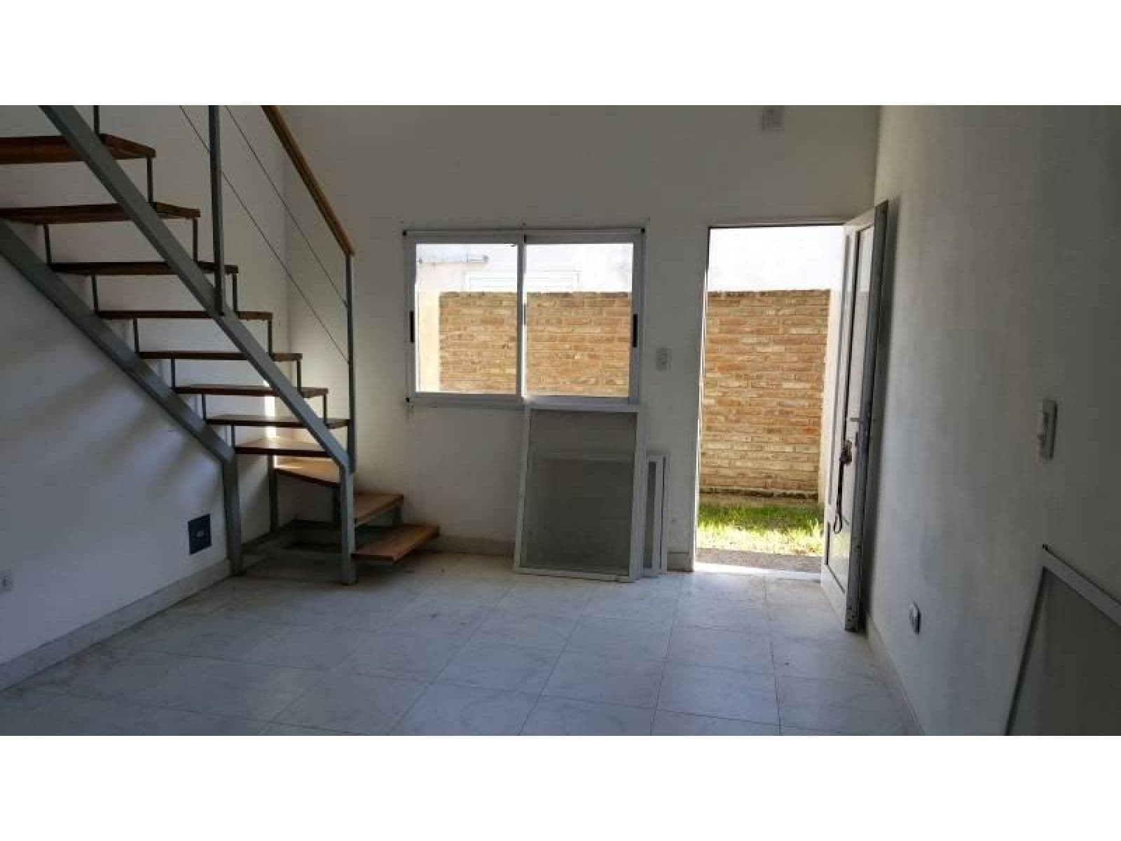 Complejo De 4 Duplex Con Buena Ubicación. Ideal Para Renta — foto 3