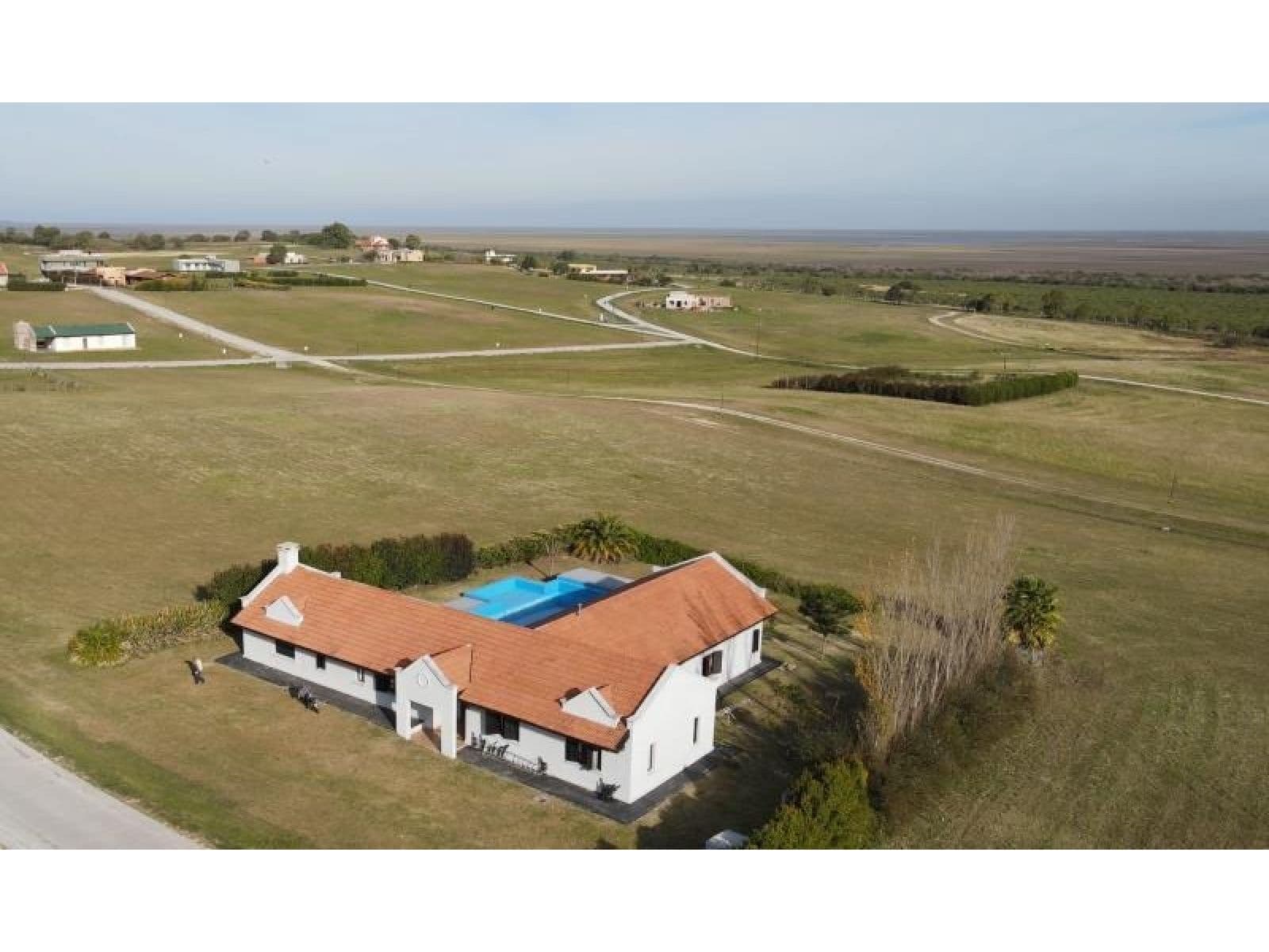 Casa De Tres Dormitorios Con Pileta, Barrio Los Algarrobos — foto 1