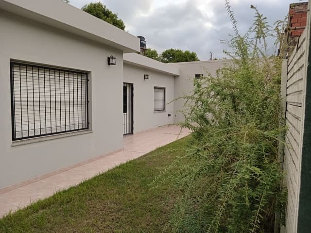 ALQUILER en ciudad de PEREZ Casa Interna de 1 dormitorio. Excelente estado.
