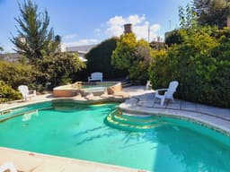 Complejo de siete departamentos más casa principal en venta !!!