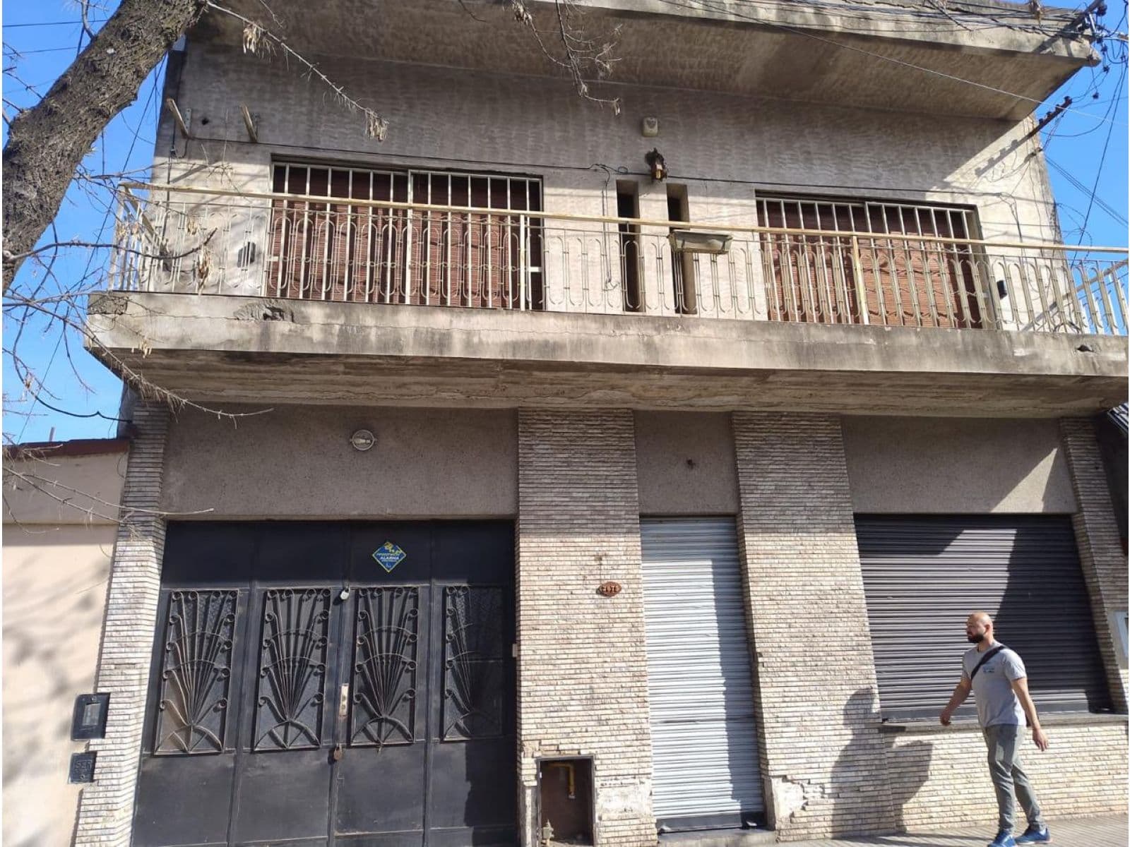 CASA CON COCHERA MAS GALPON Y 4 DORMITORIOS — foto 1
