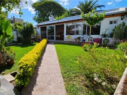 Duplex de 2 dormitorios con jardín, galería y quincho con parrillero! Magnífica ubicación! Sarmiento e/Rivadavia y Cúneo
