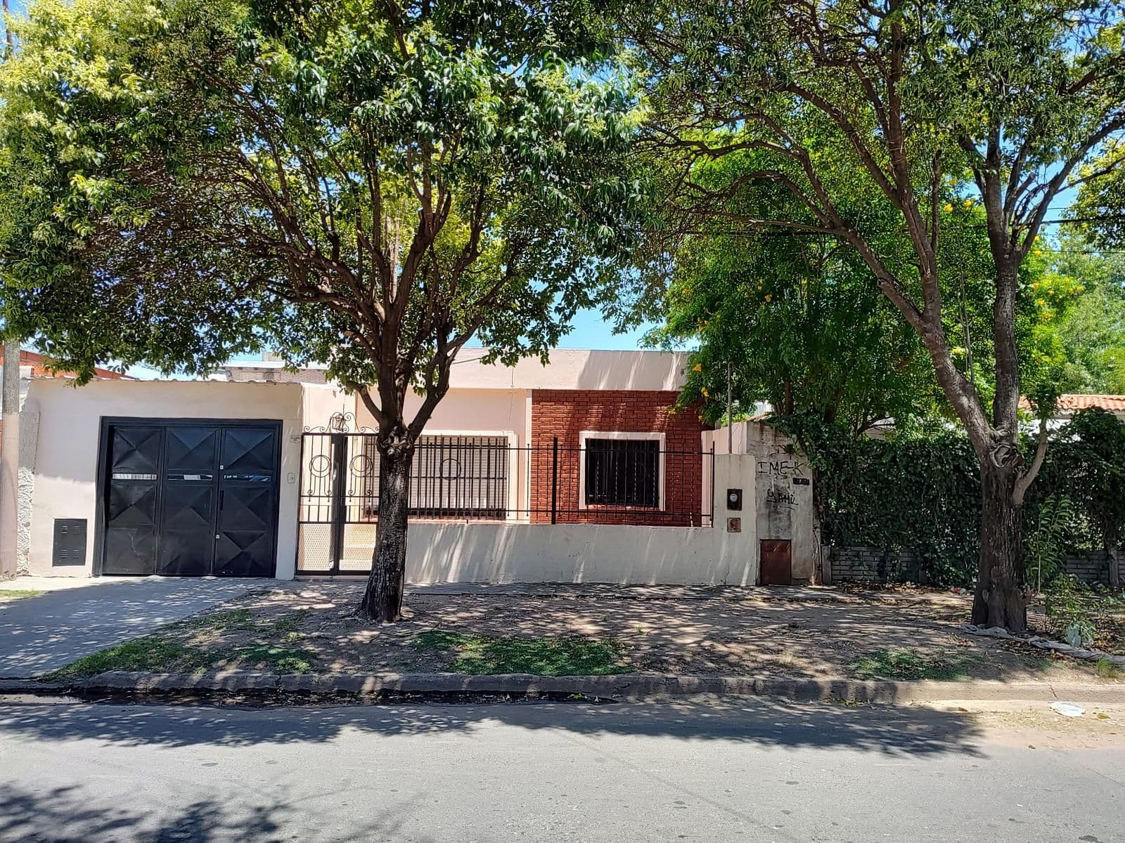 Casa 3 Dormitorios Cochera y Jardin — foto 2