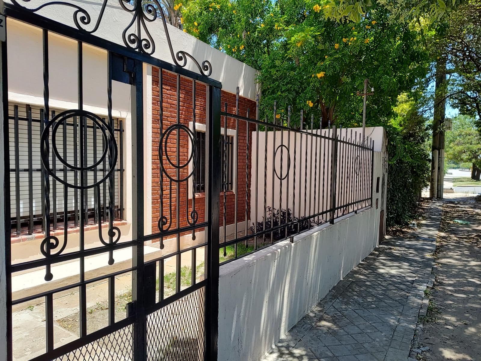 Casa 3 Dormitorios Cochera y Jardin — foto 3