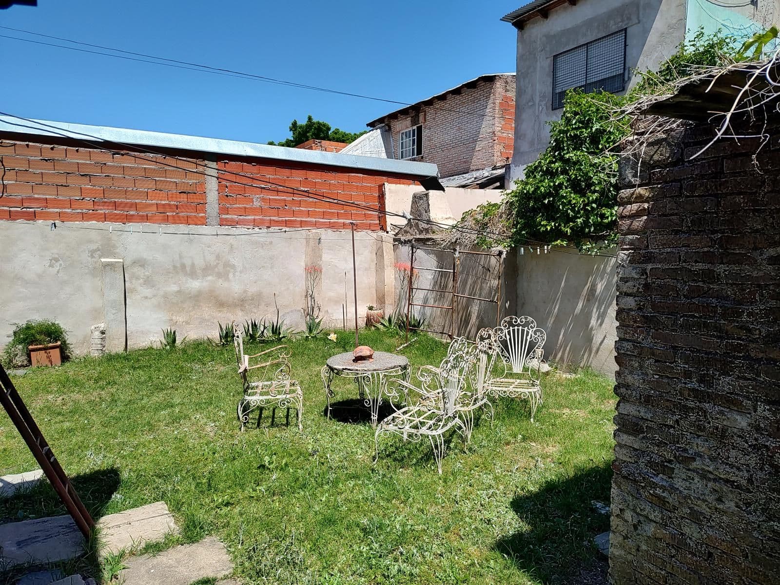 Casa 3 Dormitorios Cochera y Jardin — foto 15