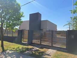 CASA 2 DORMITORIOS CON PISCINA BARRIO LAS TARDES ROLDAN
