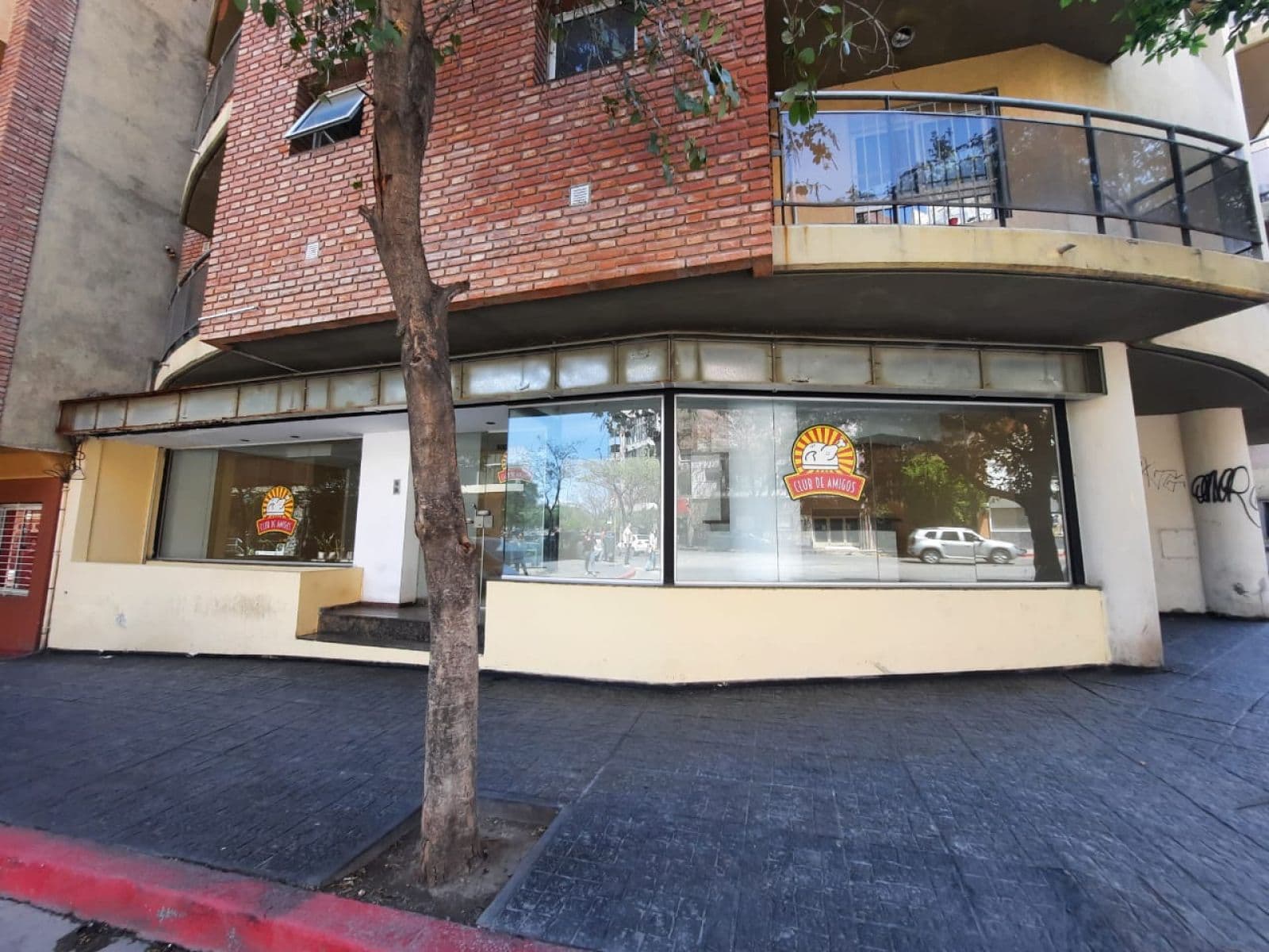 Excelente Local De 120 M2 Con Patio Y Quincho — foto 1