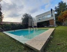 CASA EST. MINIMALISTA CON PILETA EN BARRIO PRIVADO