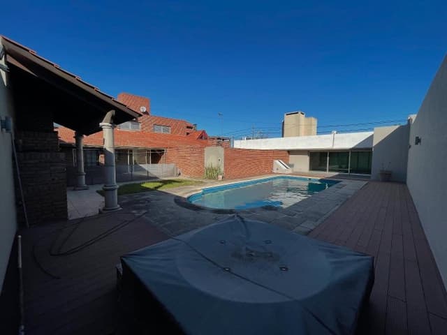 Alquilo casa 3 dormitorios, 3 baños, cochera triple, quincho y patio con pileta