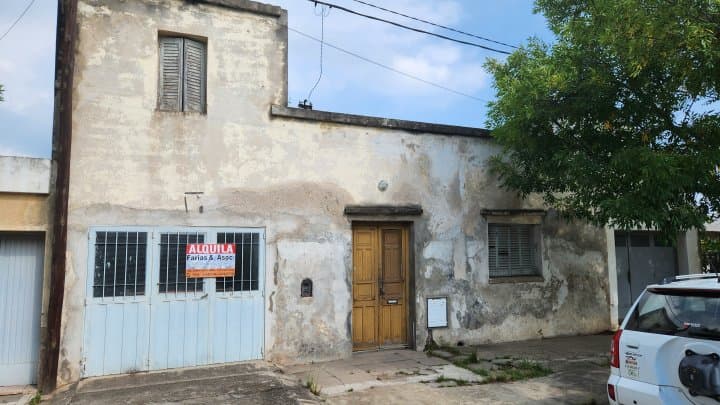 Vendo Casa 2 dormitorios a refaccionar — foto 1