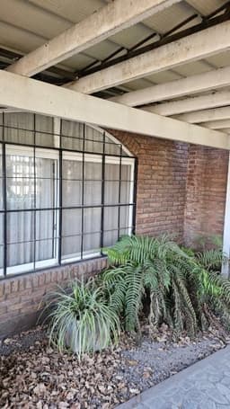 CASA CON PILETA EN HERMOSO BARRIO