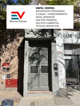 VENTA. CENTRO. IMPORTANTE PROPIEDAD IDEAL INVERSOR! 2 CASAS + MONOAMBIENTE. GRAN PATIO. 8 HABITACIONES
