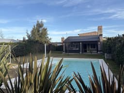 FUNES TOWN- VIVIENDA, PISCINA  Y PARQUE FORESTADO