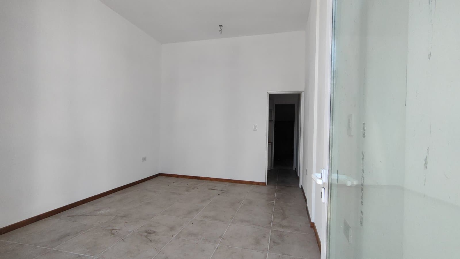 Local vidriado a estrenar en venta — foto 10