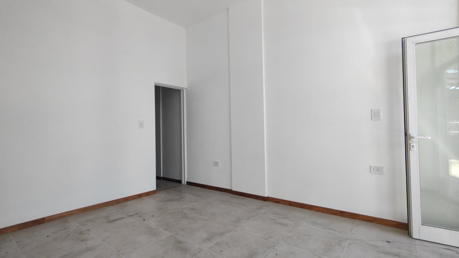 Local vidriado a estrenar en venta — foto 9