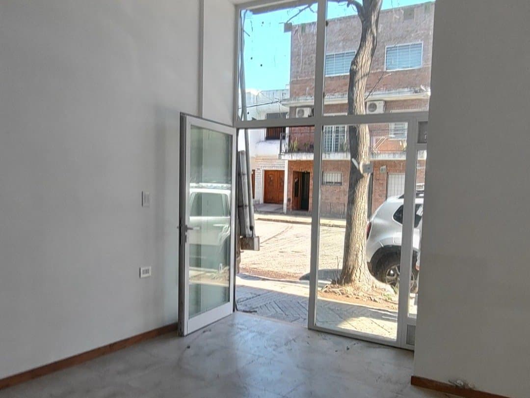 Local vidriado a estrenar en venta — foto 1