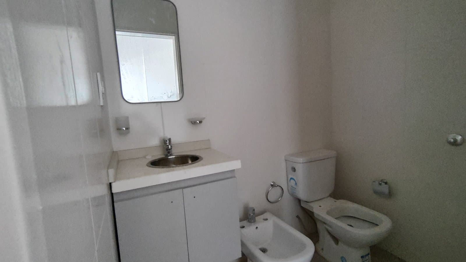 Local vidriado a estrenar en venta — foto 15