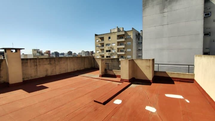 Monoambiente al frente con balcon- Alquiler — foto 11
