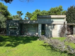 Moderna casa en venta en Pinamar - Zona Alamos, luminosa, gran parque 3 dormitorios, gas natural