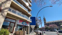 1 dormitorio sobre Av Alberdi, con la tranquilidad de un contra frente