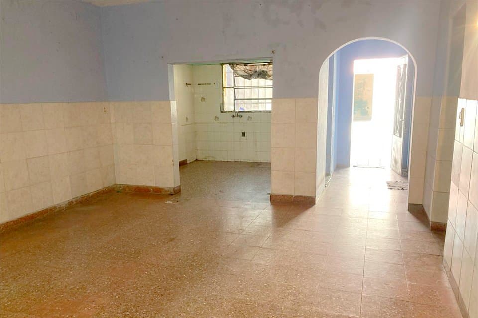 CASA 2 DORMITORIOS CON PATIO ESMERALDA Y AV. URIBURU — foto 2