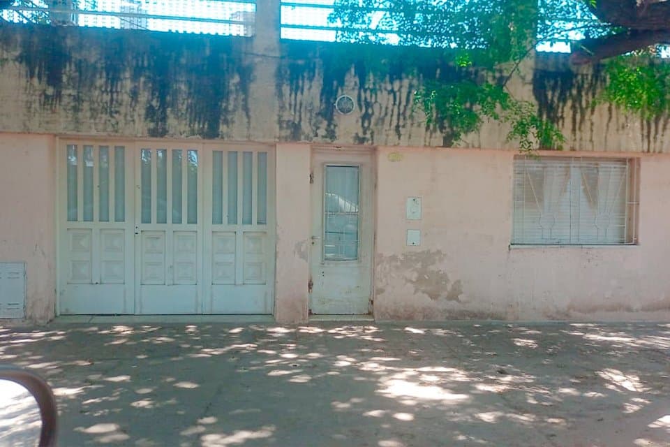 CASA 2 DORMITORIOS CON PATIO ESMERALDA Y AV. URIBURU — foto 1