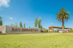 LOTE EN VENTA EN BARRIO PRIVADO SAN SEBASTIAN - FUNES - 960 M2 - CON ALAMBRADO E INSTALACION ELECTRICA.