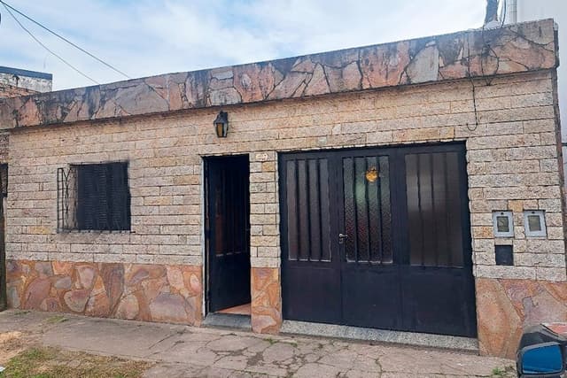 OPORTUNIDAD CASA DE FRENTE Y DEPARTAMENTO DE PASILLO ESTEBAN DE LUCA 2754