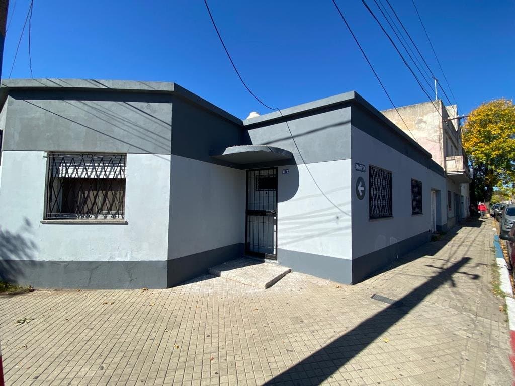 EN VENTA CASA 1 DORMITORIO CON COCHERA — foto 1