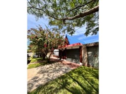 Importante Casa Estilo Alpino. Altos de Mendoza – 4 Dormitorios Quincho y Pileta