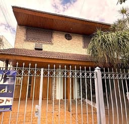 Casa de 5 ambientes, cochera, jardin, parrilla y un quincho en Ramos Mejia
