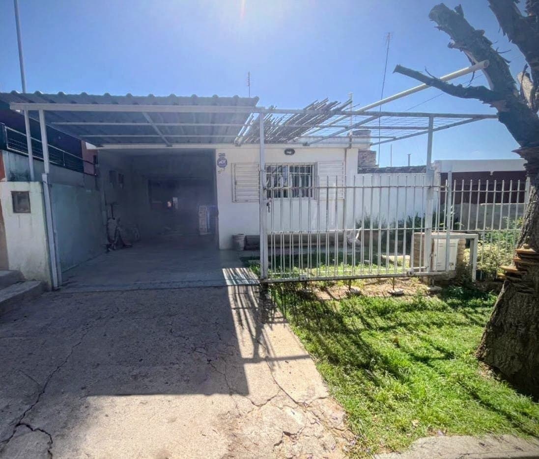 Vendo OPORTUNIDAD casa 3 dormitorios barrio acosta — foto 2