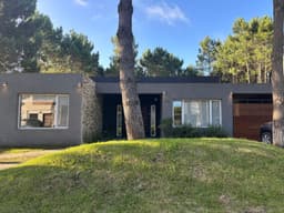 CASA MODERNA CON PILETA EN VENTA ALAMOS PINAMAR NORTE GAS NATURAL FINANCIACION