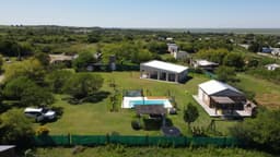 Casa Quinta con 2 construcciones y pileta sobre amplio terreno de 2150m2 parquizados!