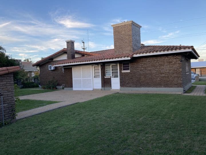 Hermoso chalet señorial, esquina. Zona centro. Roldán — foto 4