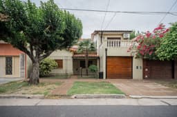 Casa de 5 ambientes, con fondo libre en Ramos Mejía!