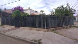 Oportunidad en Bº Alberdi: Casa en esquina con gran lote