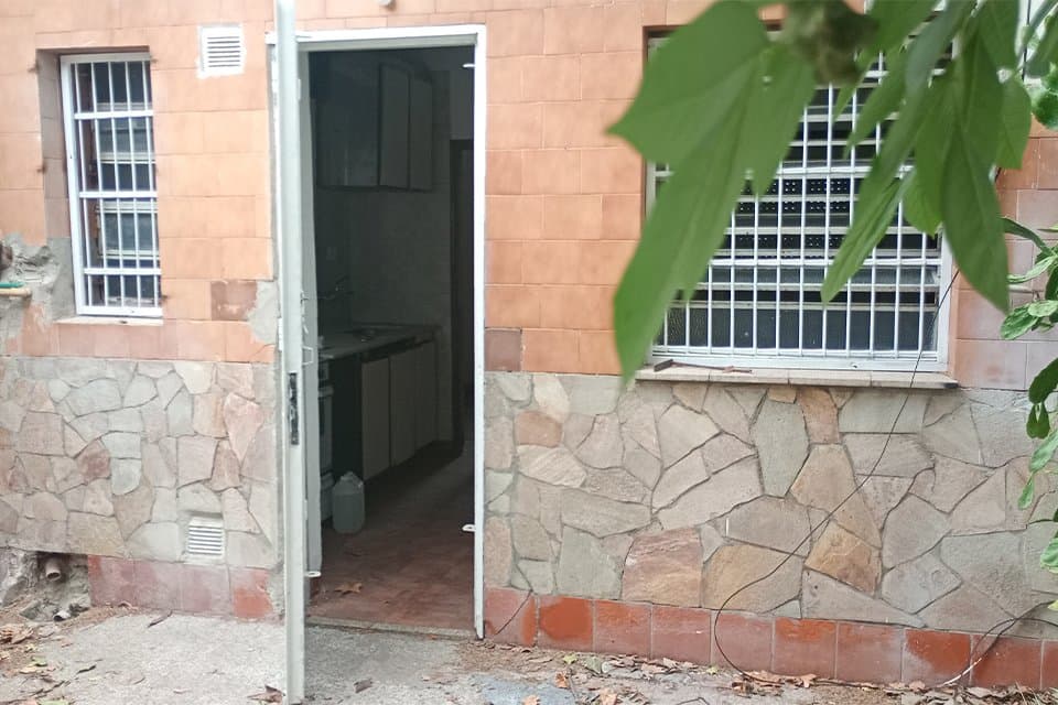 CASA 2 DORMITORIOS CON LOCAL COMERCIAL SOBRE AV. URIBURU — foto 12