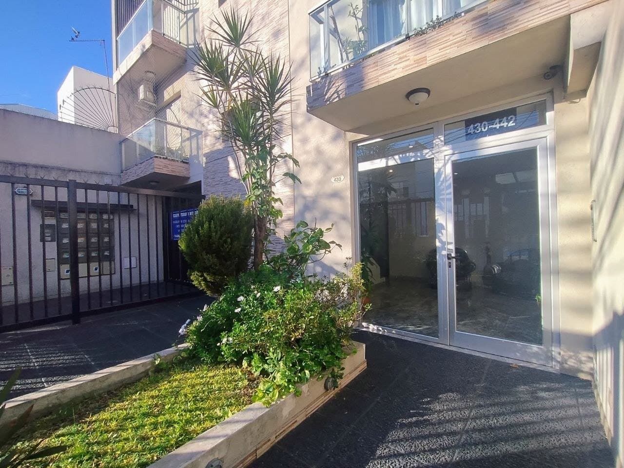 Departamento Monoambiente dividido, APTO PROFESIONAL.- Moron .- — foto 3