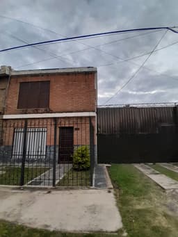 SE ALQUILA CASA (tipo Dúplex) de 3 Dormitorios!!