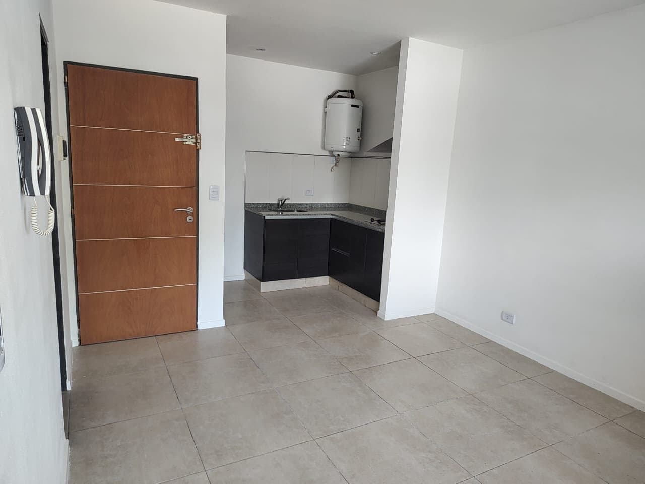 MONOAMBIENTE EN ITUZAINGO SÓLO APTO USO PROFESIONAL — foto 2