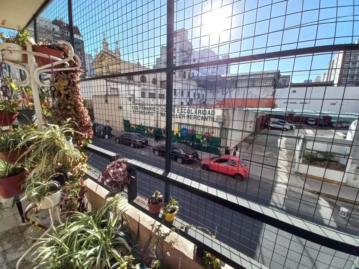 3 ambientes al frente, con balcon corrido y patio — foto 13