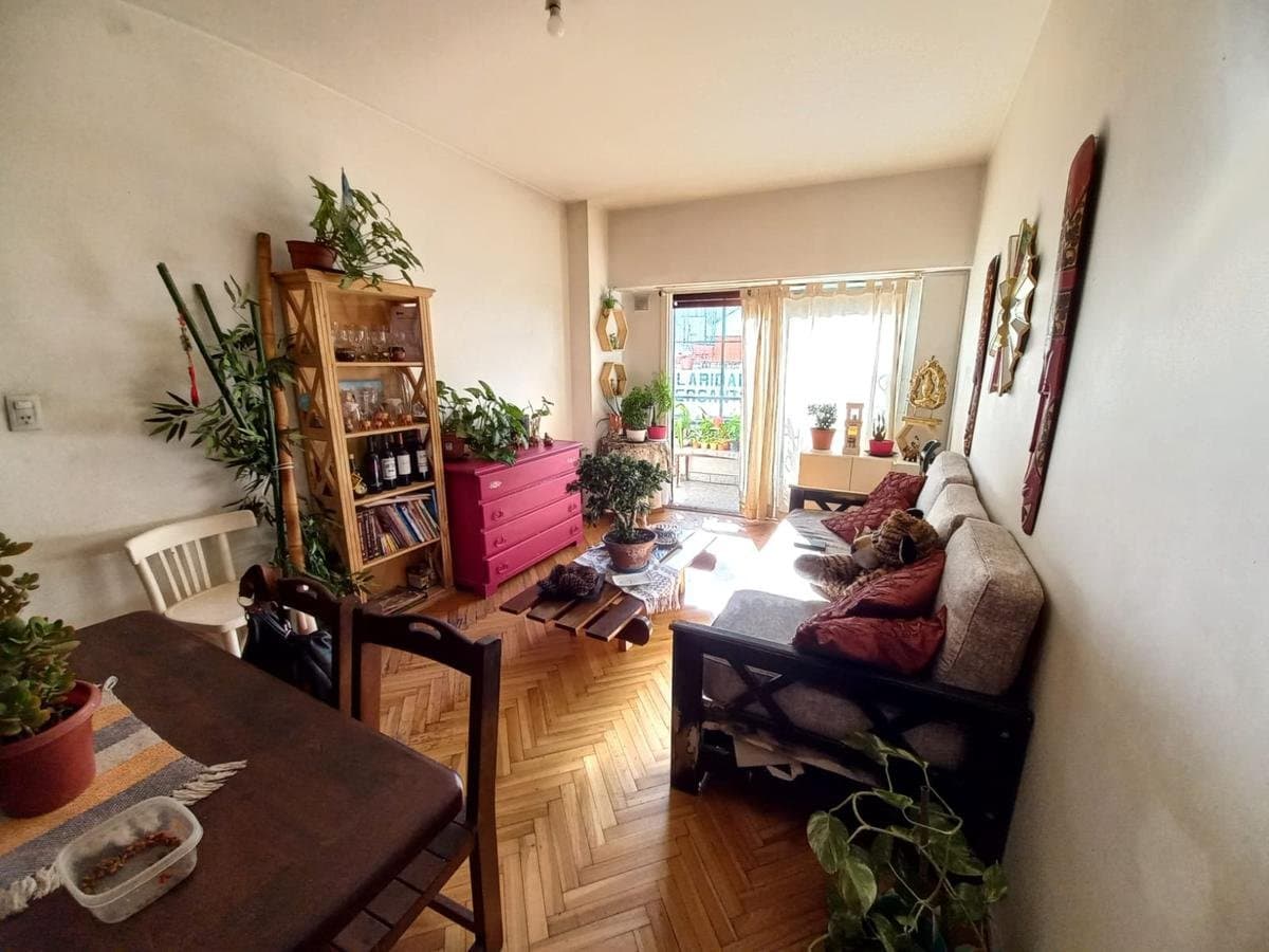3 ambientes al frente, con balcon corrido y patio — foto 9