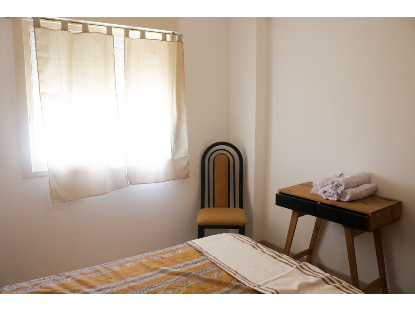 Un dormitorio, muy amplio con balcón, ventilación cruzada — foto 15