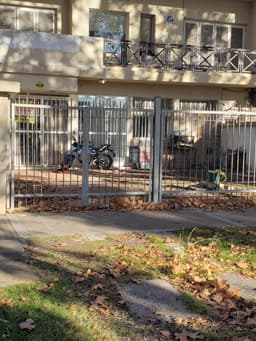 Casa 2 dormitorios, 2 baños patio y cochera sobre Bv Rondeau y baigorria